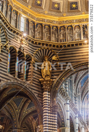 Interior o Siena Cathedral, Italy Interior o Siena Cathedral, Italy 35879822
