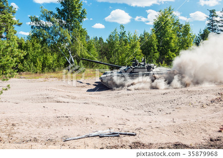 Main battle tank are going to dust on the ground 35879968