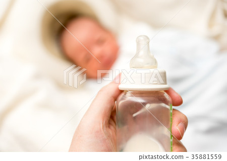 新生兒0個月大 35881559