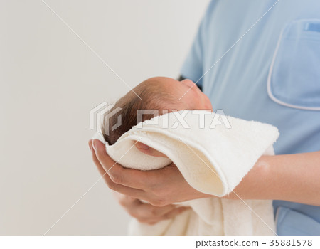Newborn medical image 0 months old 35881578