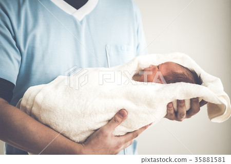 Newborn medical image 0 months old 35881581