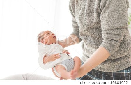 新生兒0個月大 35881632