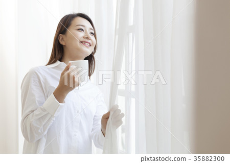 年輕的女人 年輕的女人 35882300