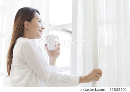 年輕的女人 35882301