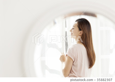 年輕的女人 年輕的女人 35882307