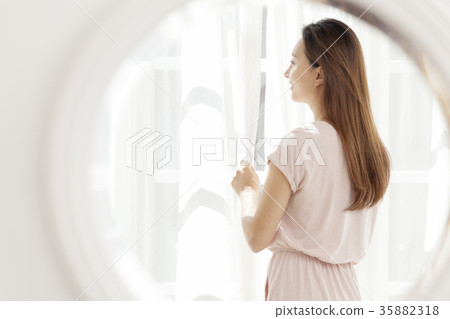 年輕的女人 年輕的女人 35882318