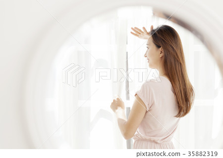 年輕的女人 年輕的女人 35882319