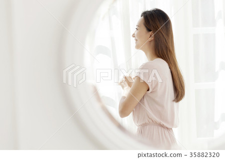 年輕的女人 年輕的女人 35882320