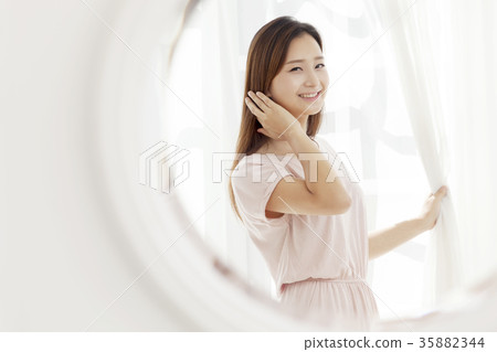 Young woman Young woman 35882344