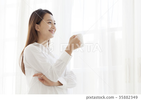 年輕的女人 年輕的女人 35882349
