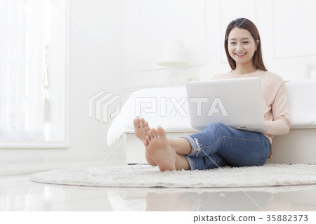 Young woman 35882373