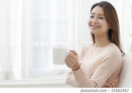 年輕的女人 年輕的女人 35882467