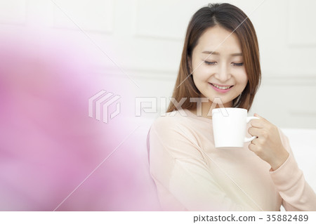 年輕的女人 年輕的女人 35882489