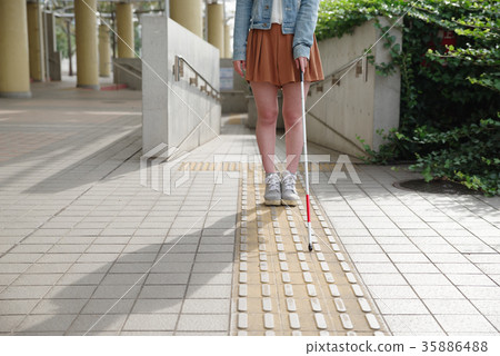 使用白色藤莖的婦女 使用白色藤莖的婦女 35886488