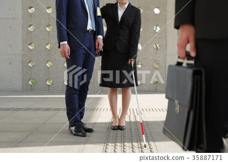 新兵衣服的婦女使用白色藤莖 35887171
