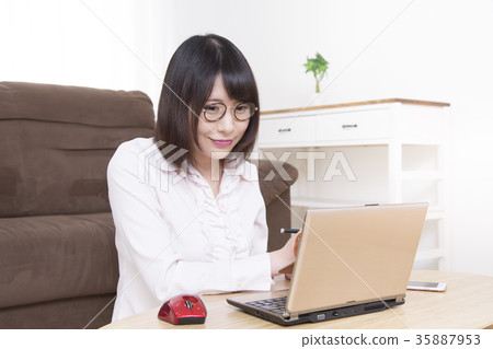 Young women desk work Young women desk work 35887953