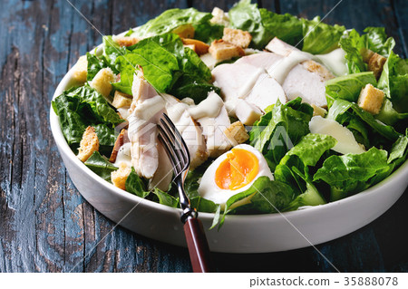 Classic Caesar salad 35888078