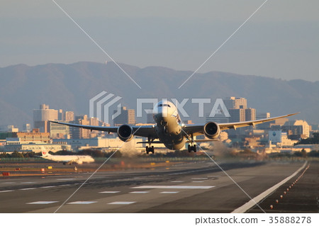 伊丹機場787起飛飛機 35888278