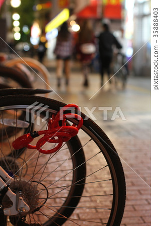 市中心,人行道自行車停車場和城市景觀,人們走 市中心,人行道自行車停車場和城市景觀,人們走 35888403