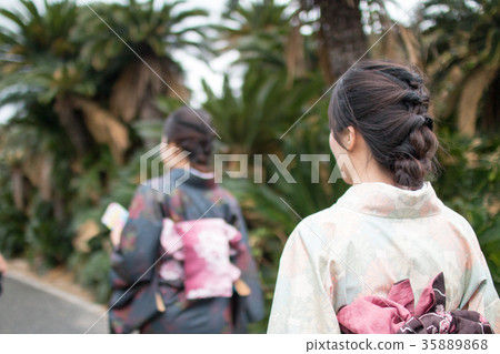 日本穿著美女,在大島島後面 日本穿著美女,在大島島後面 35889868