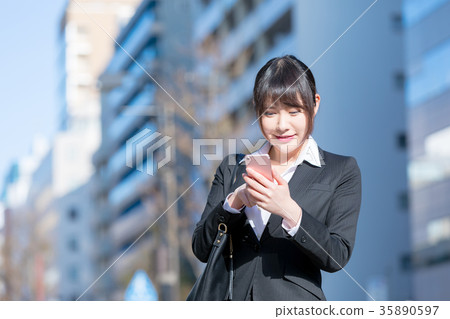 Woman OL business suit in suit with smartphone Portrait Recruit green background Woman OL business suit in suit with smartphone Portrait Recruit green background 35890597