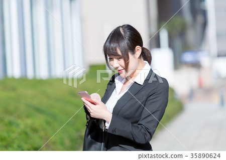 在衣服的婦女OL西裝與智能手機畫象Recruit綠色背景 在衣服的婦女OL西裝與智能手機畫象Recruit綠色背景 35890624