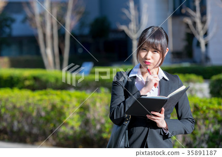 婦女OL西裝畫象衣服招聘與衣服的綠色背景 婦女OL西裝畫象衣服招聘與衣服的綠色背景 35891187