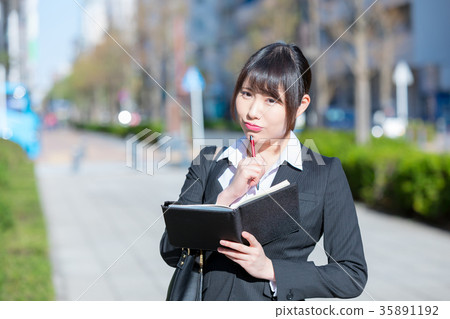 婦女OL西裝畫象衣服招聘與衣服的綠色背景 35891192