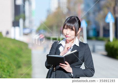 婦女OL西裝畫象衣服招聘與衣服的綠色背景 35891193