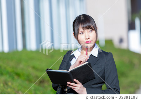 婦女OL西裝畫象衣服招聘與衣服的綠色背景 35891198