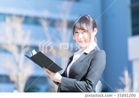 婦女OL西裝畫象衣服招聘與衣服的綠色背景 35891200