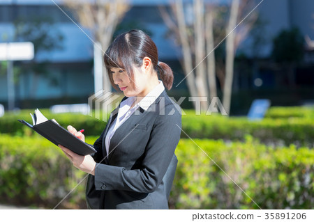 婦女OL西裝畫象衣服招聘與衣服的綠色背景 35891206