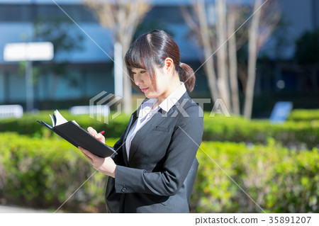 婦女OL西裝畫象衣服招聘與衣服的綠色背景 婦女OL西裝畫象衣服招聘與衣服的綠色背景 35891207