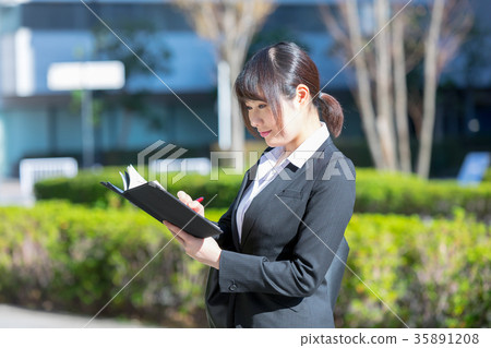 婦女OL西裝畫象衣服招聘與衣服的綠色背景 35891208