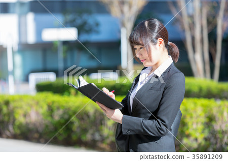 Woman OL Business Suit Portrait Suit Recruit Green Background With Suit Woman OL Business Suit Portrait Suit Recruit Green Background With Suit 35891209