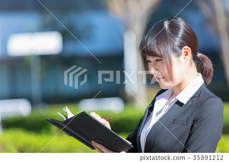 婦女OL西裝畫象衣服招聘與衣服的綠色背景 35891212