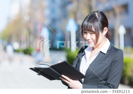 婦女OL西裝畫象衣服招聘與衣服的綠色背景 35891213