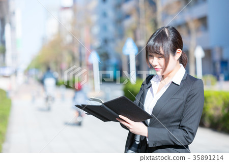 婦女OL西裝畫象衣服招聘與衣服的綠色背景 35891214