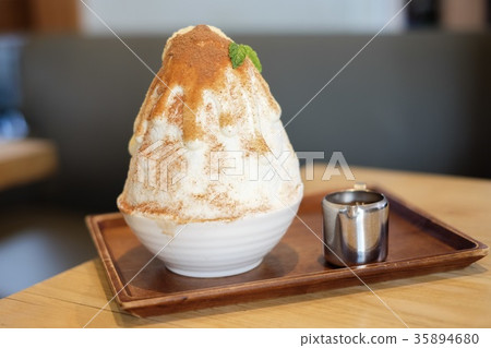 Two tone kakigori. 35894680