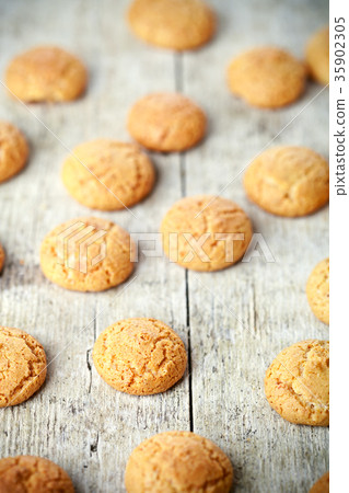 meringue almond cookies 35902305