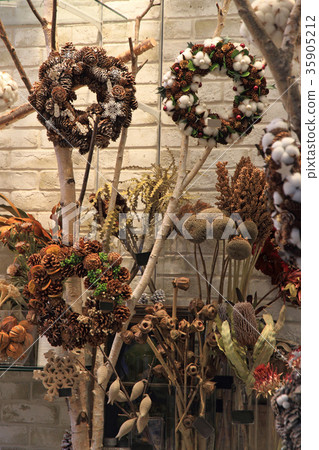 茶基乾花和松錐安排 35905212