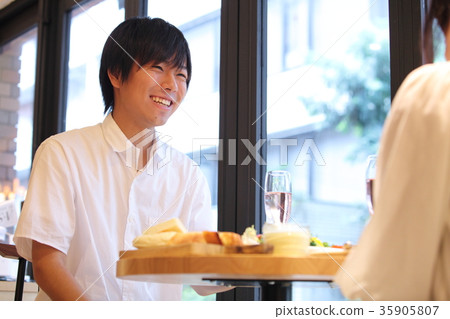 男人和女人在咖啡館吃飯 男人和女人在咖啡館吃飯 35905807