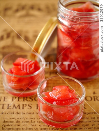 紅球蘋果醬背景茶（垂直高角度） 35912979