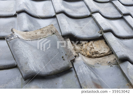 Demolition work of houses tiled roof 35913042