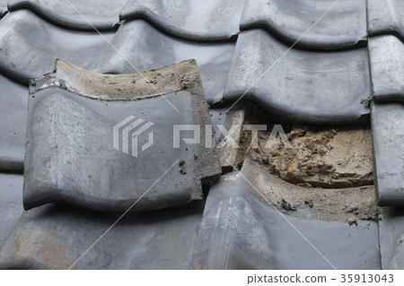 Demolition work of houses tiled roof 35913043