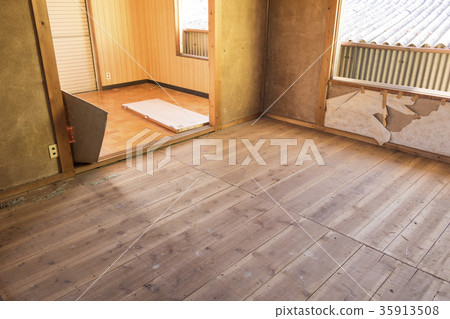 Demolition work of house After the luggage removal in the room 35913508