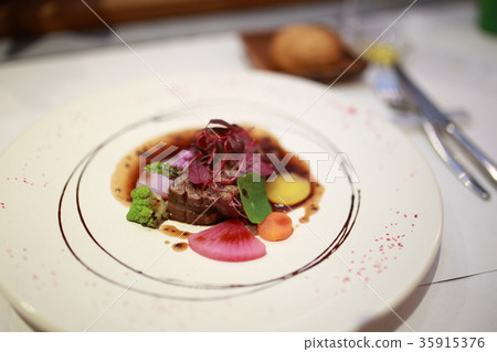 牛排鵝肝醬（主菜套餐食品餐盤盤子食品吃餐廳牛肉） 35915376