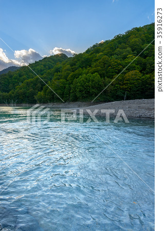 白水湖，在白川村（岐阜縣小野郡白川村）的未開發的綠寶石潛伏區*照片註釋部分中的照片位置信息 35916273