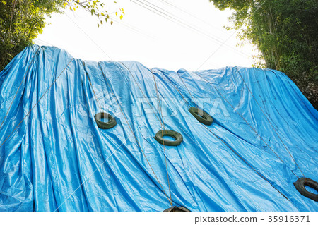 覆蓋被破壞的站點的藍色板料 覆蓋被破壞的站點的藍色板料 35916371