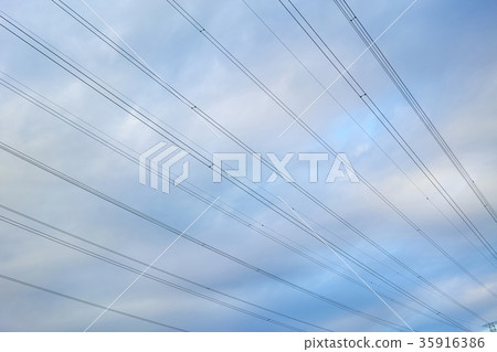 多雲的天空和電源線 35916386